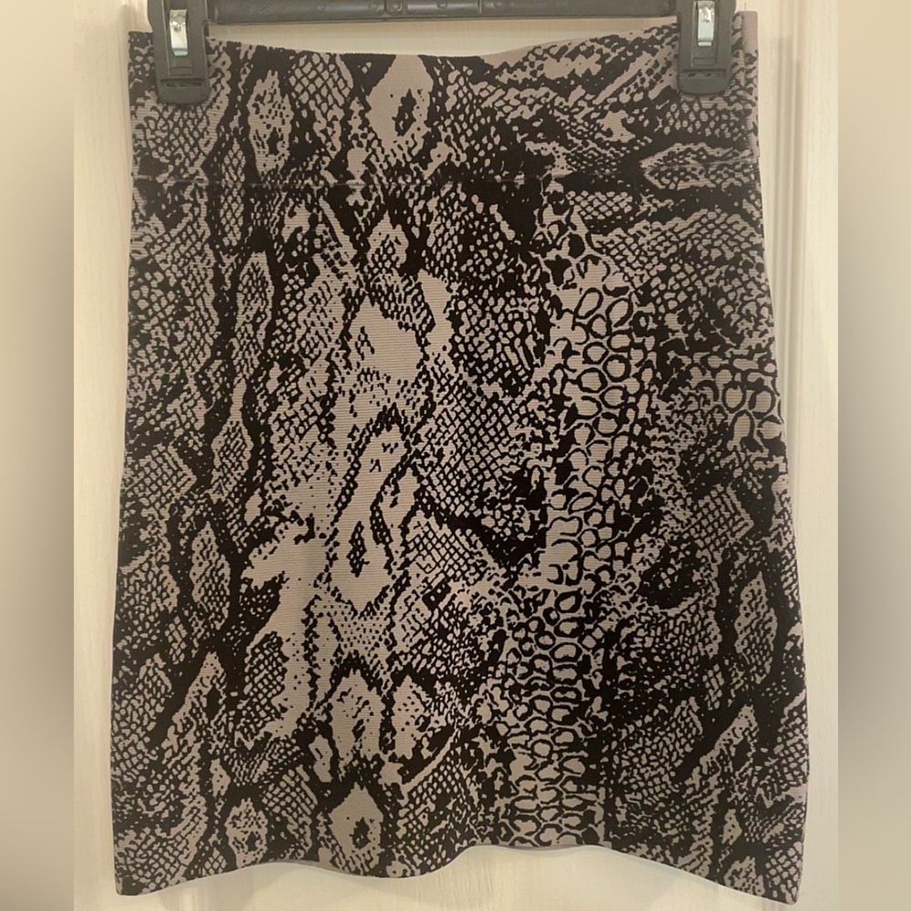 BCBGMaxAzria Black and Gray Snake Print Pencil Skirt NWOT SZ M